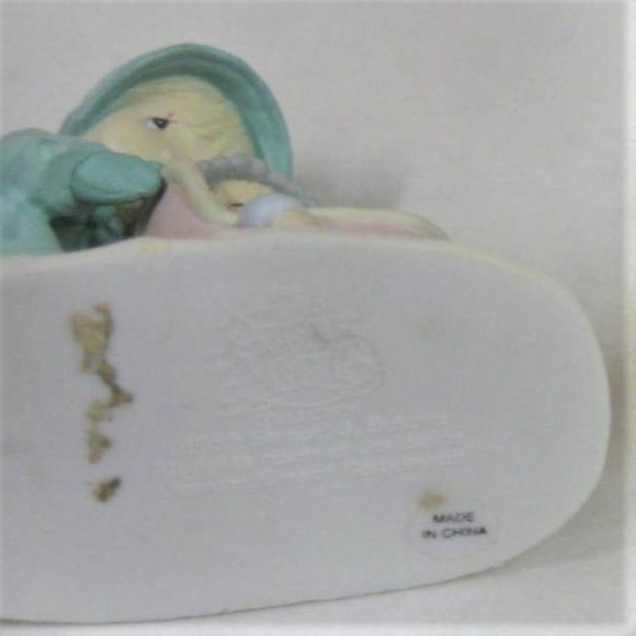 PM2 - Enesco Precious Moments MOTHER & BABY w/ Snow SLED Figurine Samuel Butcher - Picture 2 of 2